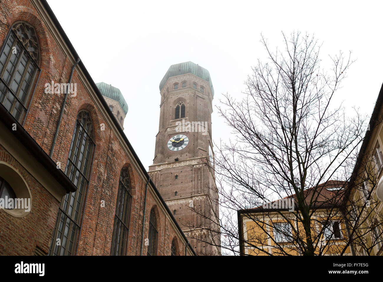 Blick auf die Frauenkirche in München im Winternebel Stockfoto