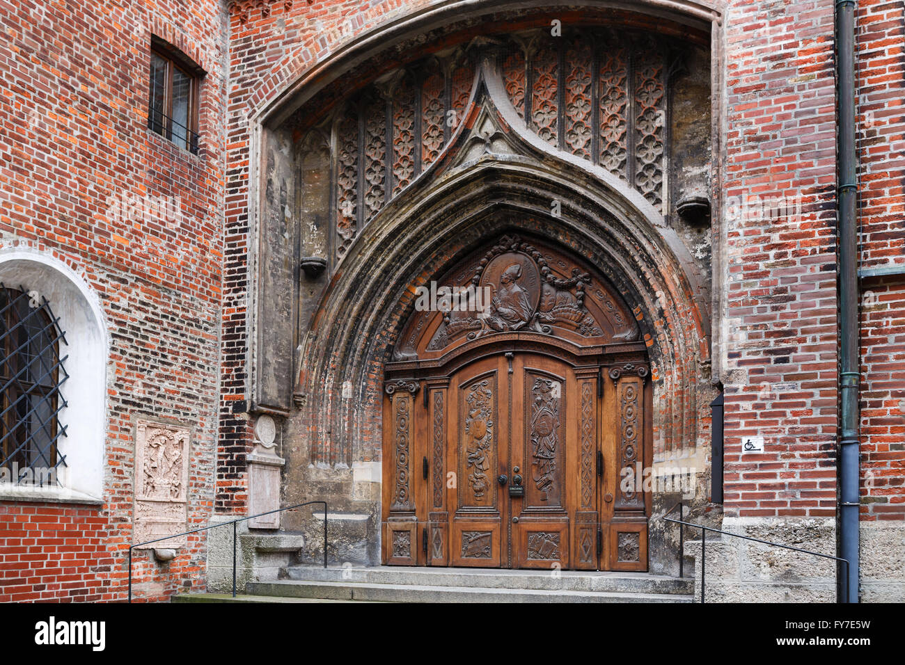 Dekorative Tür der Frauenkirche in München im winter Stockfoto