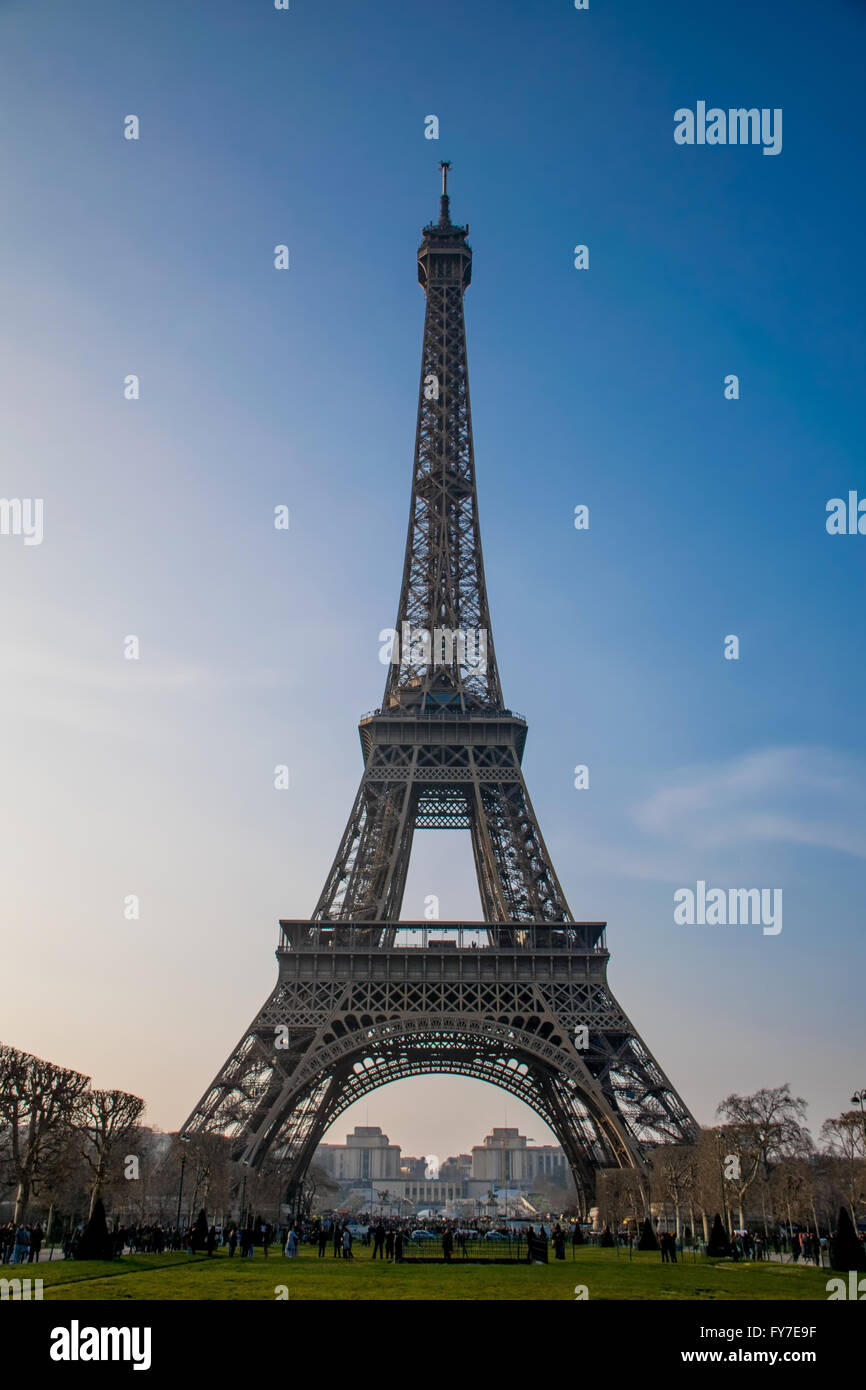 Der Eiffel-Turm während der goldenen Stunde Stockfoto