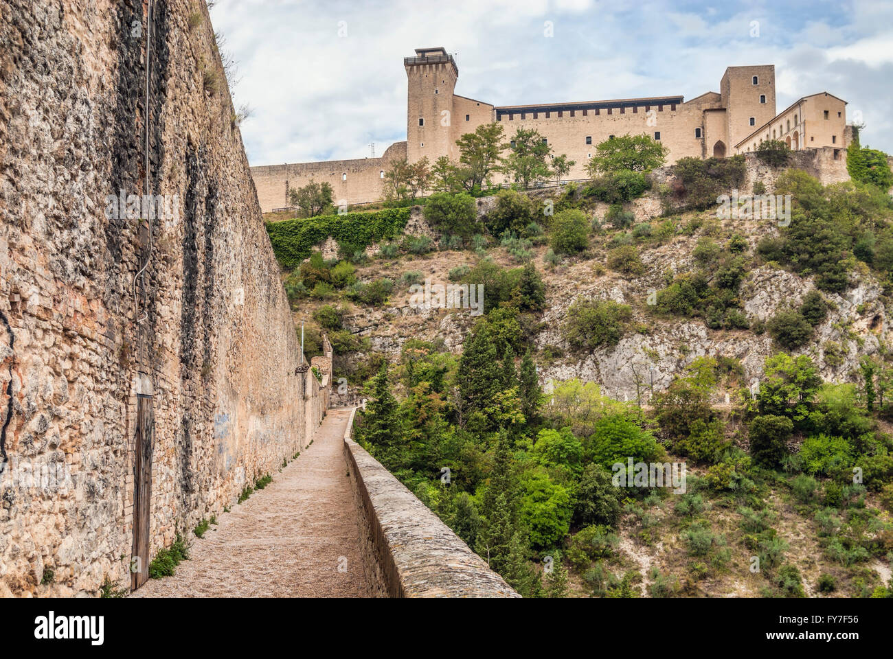 Blick von der Aquäduktbrücke Ponte delle Torri auf die Rocca Albornoziana, Spoleto, Umbrien, Italien Stockfoto