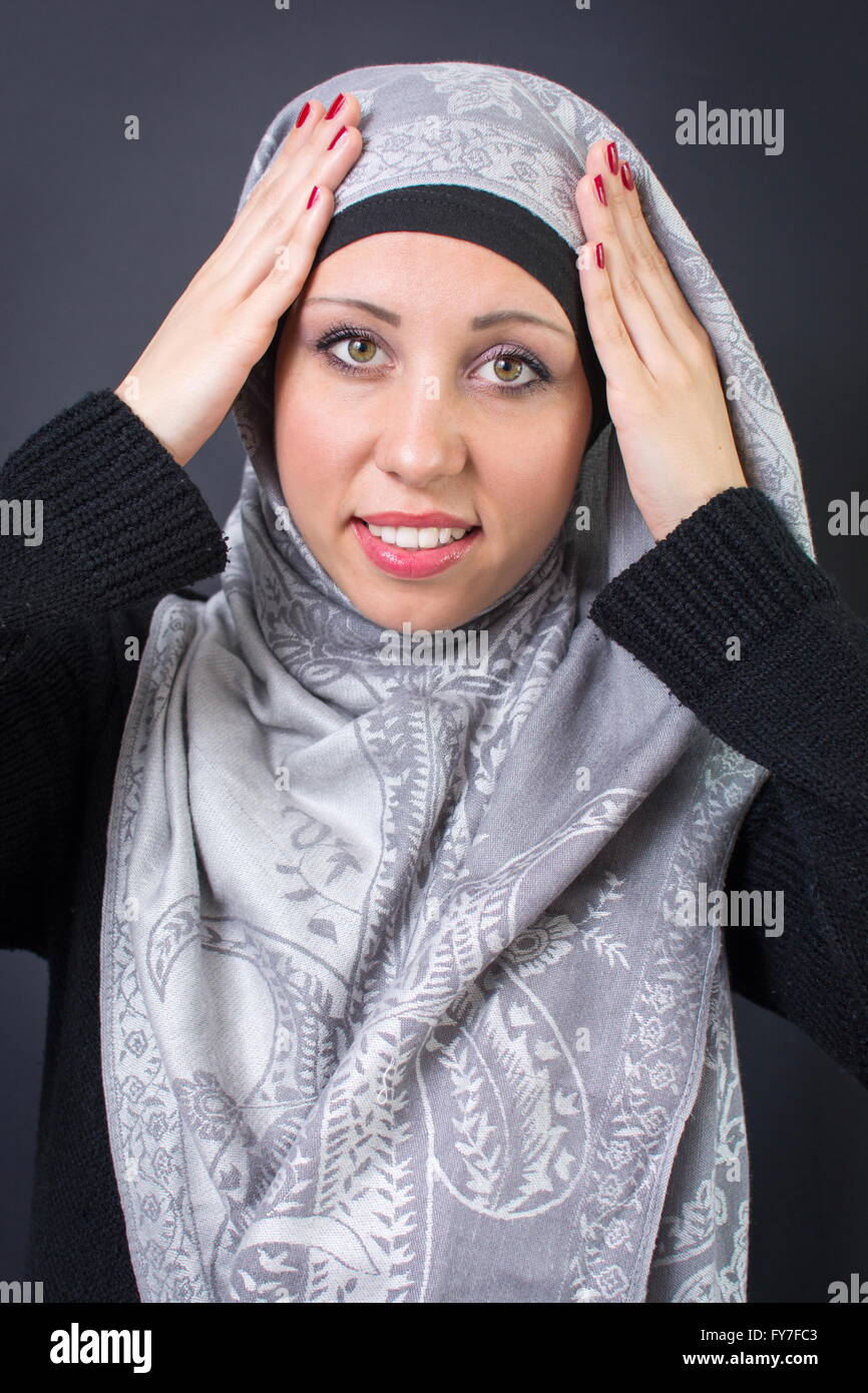 Wunderschöne muslimische Frau, die Anpassung ihrer religiösen Kopftuch Stockfoto