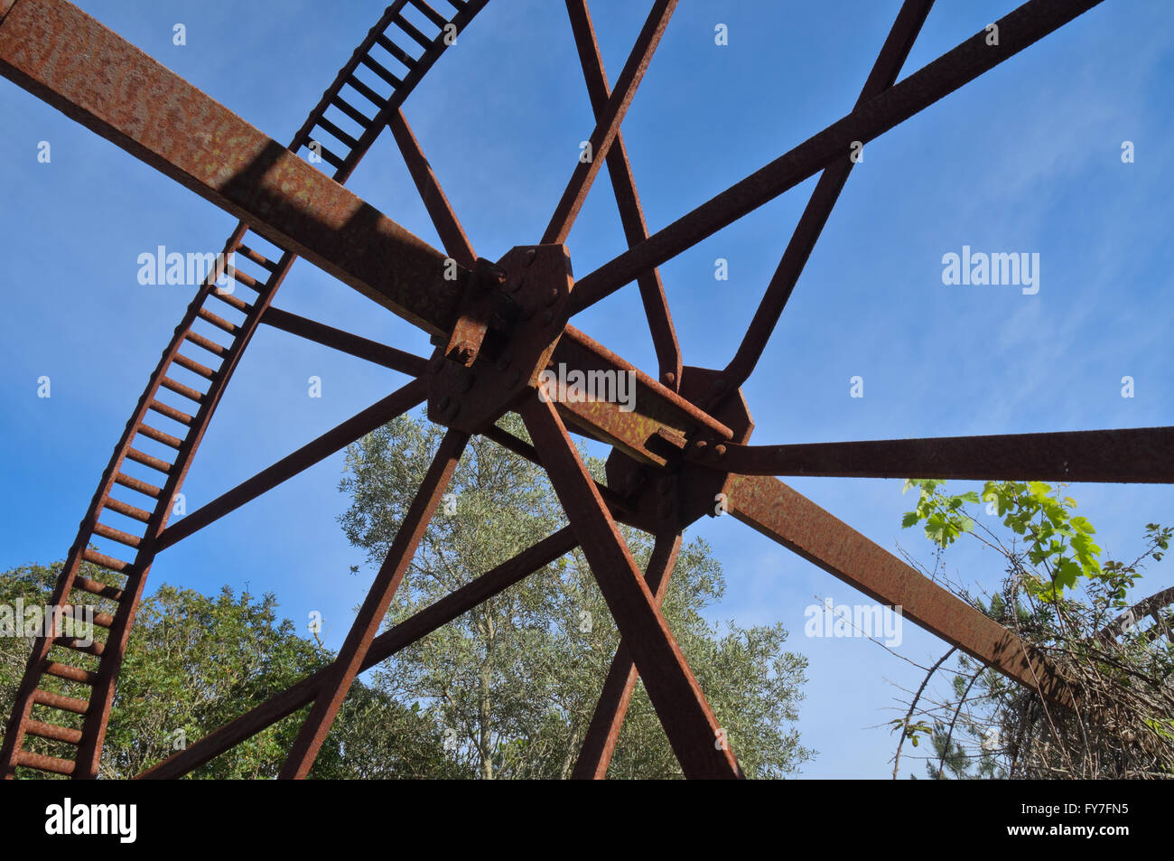 Antike und rostigem Eisen Wasser Rad Stockfoto