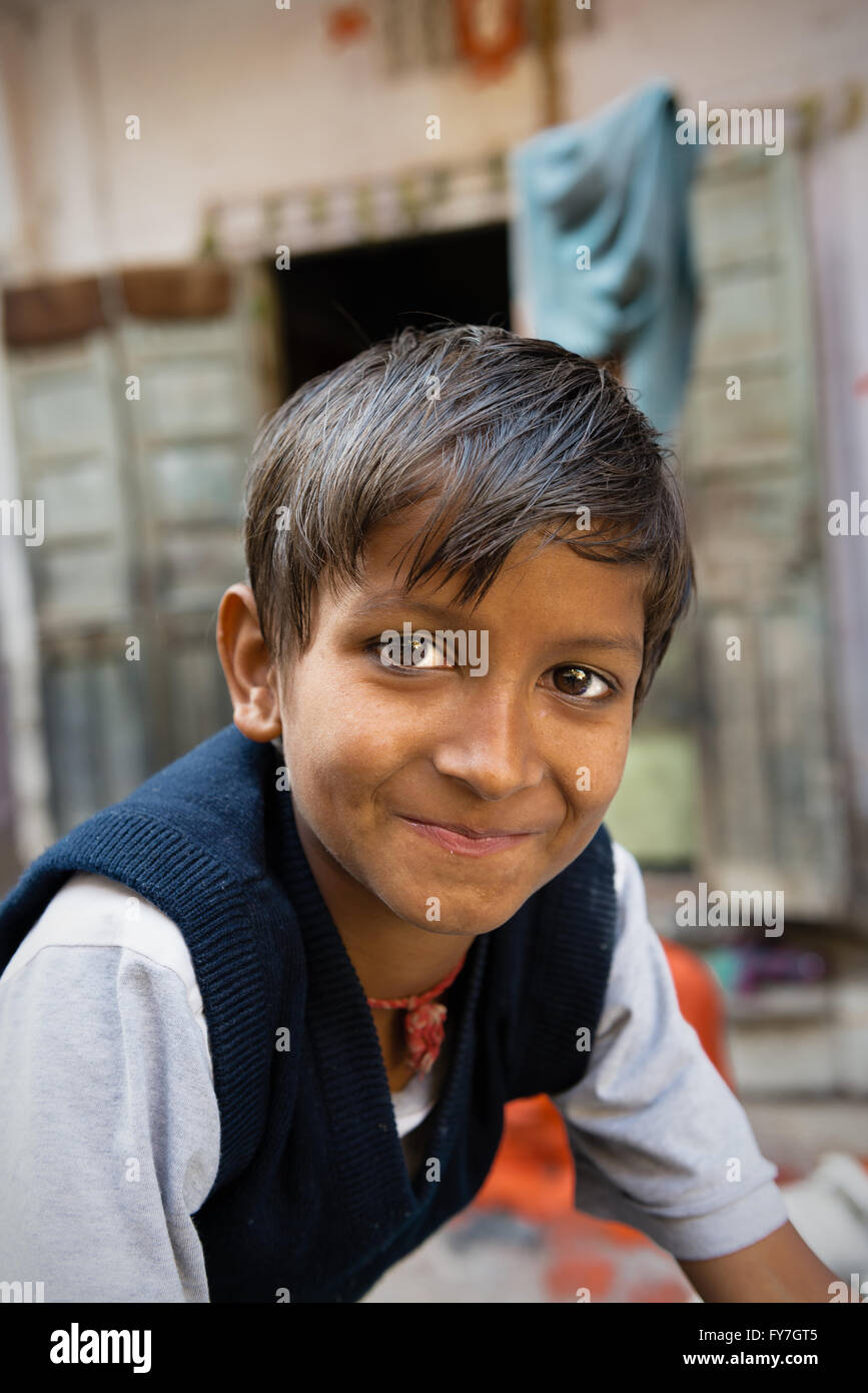 Porträt eines indischen Jungen in der alten Stadt Jaipur Stockfoto