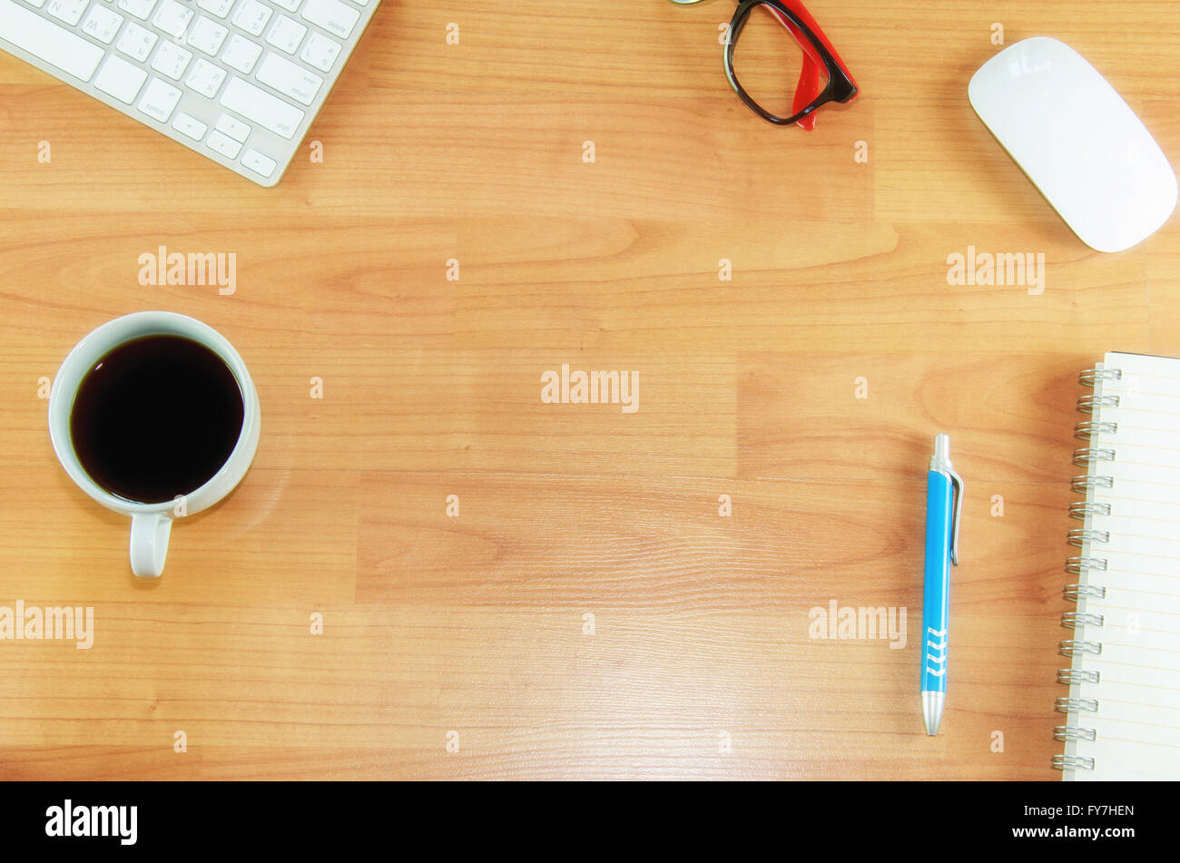 Arbeitsplatz mit Tastatur Computer und Stift auf Tisch Stockfoto