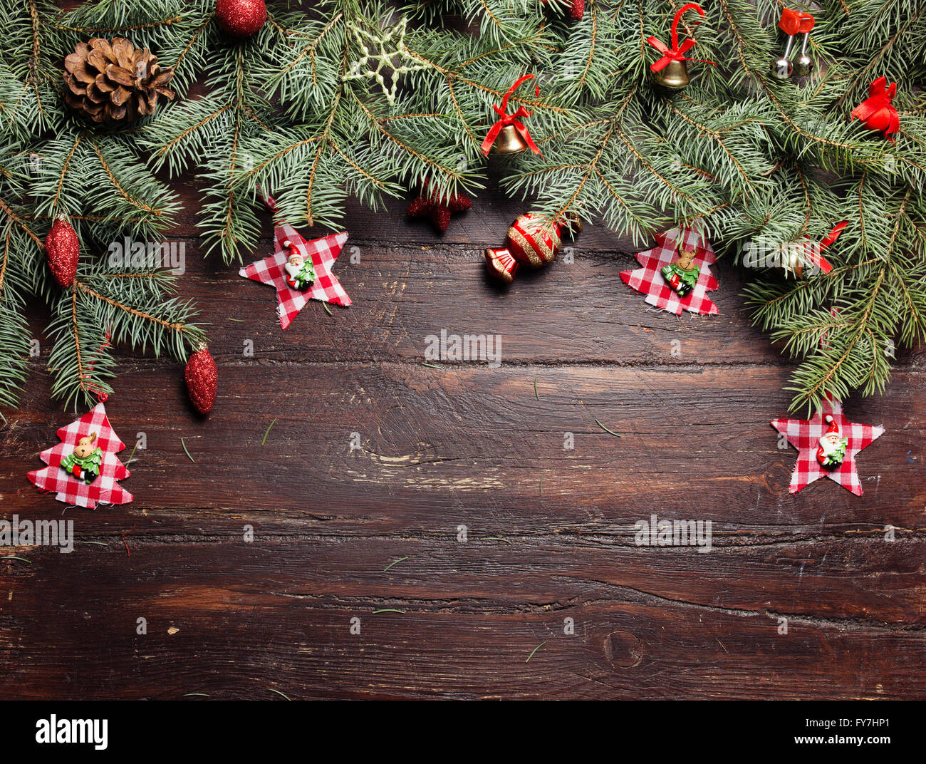 Weihnachten oder Silvester-Dekoration-Hintergrund: Tanne Äste, bunte Glaskugeln und glitzernden Sternen auf hölzernen Hintergrund, Ansicht von oben kopieren Raum. Stockfoto