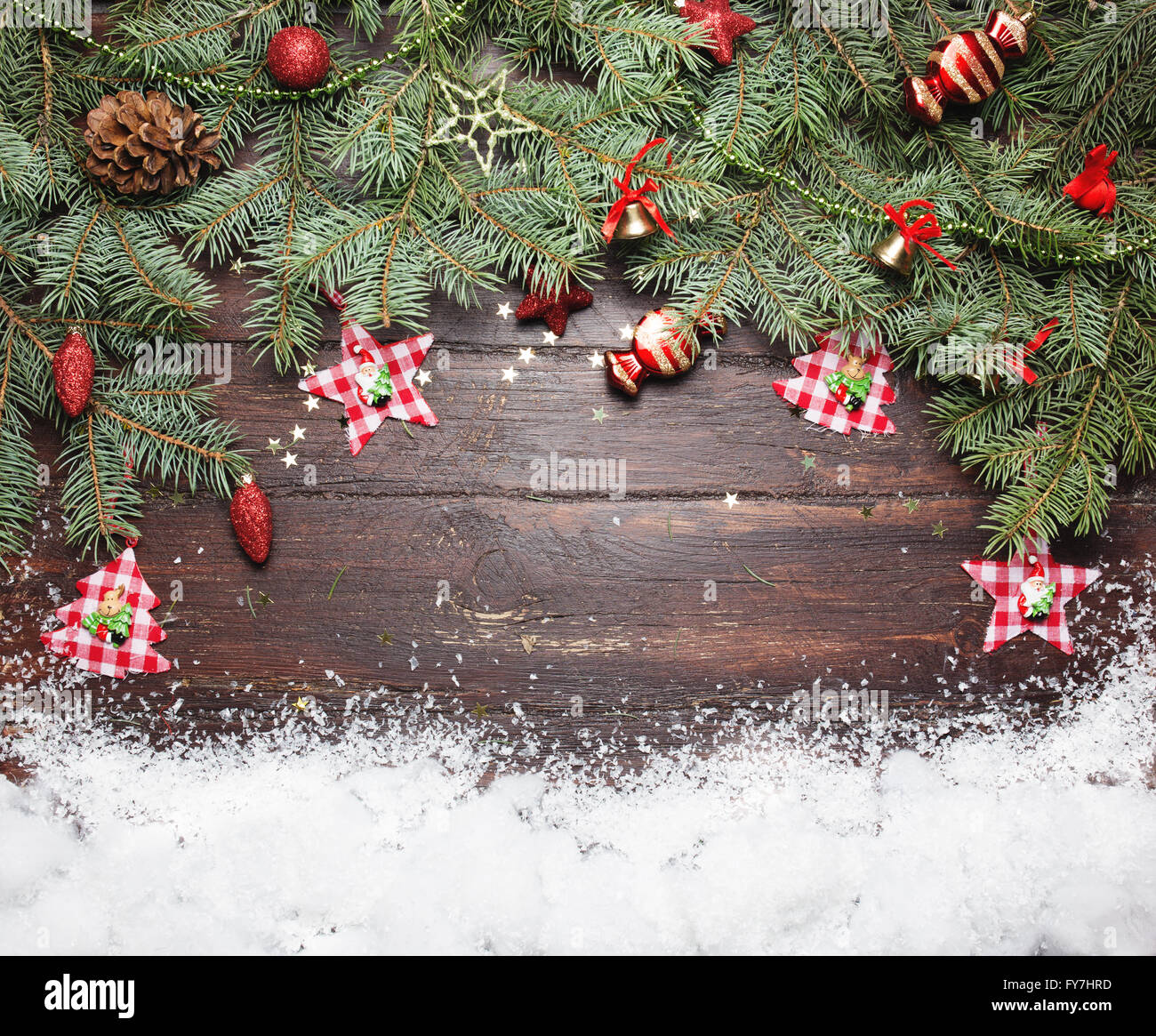 Weihnachten oder Silvester-Dekoration-Hintergrund: Tanne Äste, bunte Glaskugeln und glitzernden Sternen auf hölzernen Hintergrund, Ansicht von oben kopieren Raum. Stockfoto