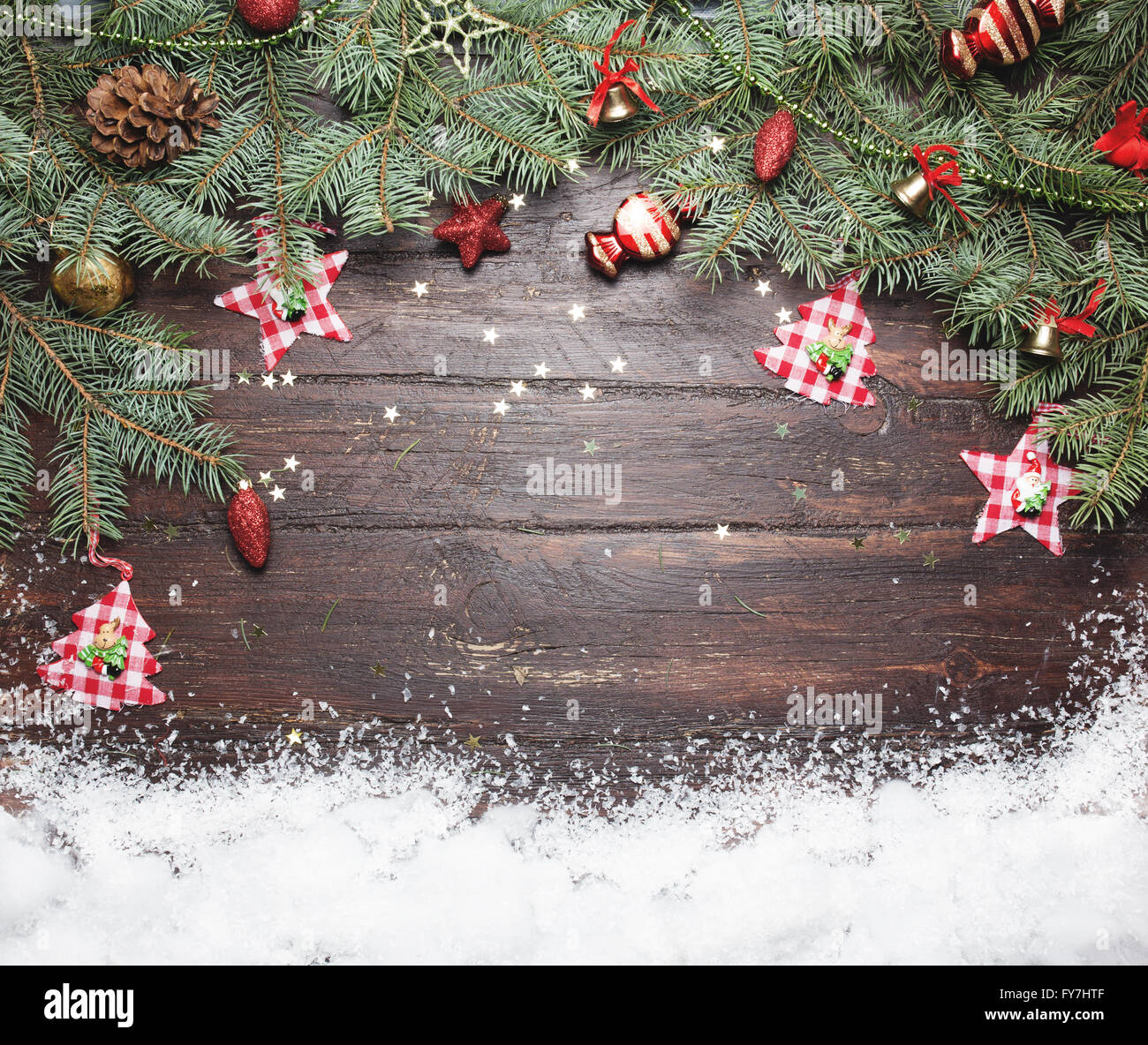 Weihnachten oder Silvester-Dekoration-Hintergrund: Tanne Äste, bunte Glaskugeln und glitzernden Sternen auf hölzernen Hintergrund, Ansicht von oben kopieren Raum. Stockfoto