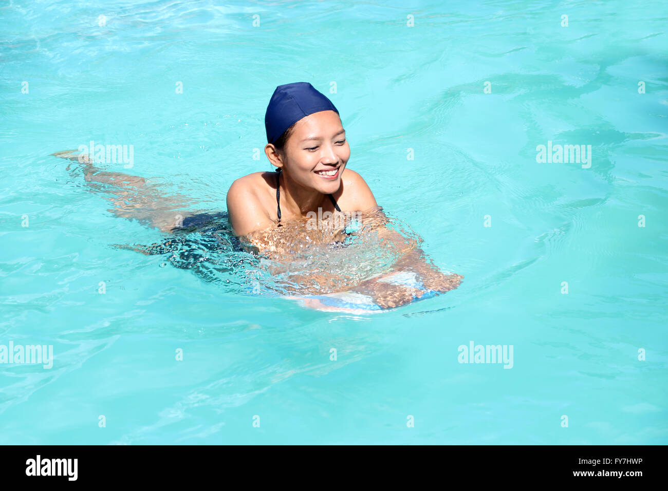 Young Woman Bikini Swimming Cap Fotos Und Bildmaterial In Hoher Auflösung Alamy 