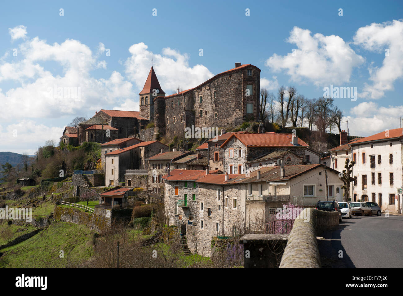 Dorf von Saint-Privat-d ' Allier im Haute-Loire, Auvergne, Frankreich, mit Festung und Kirche Stockfoto