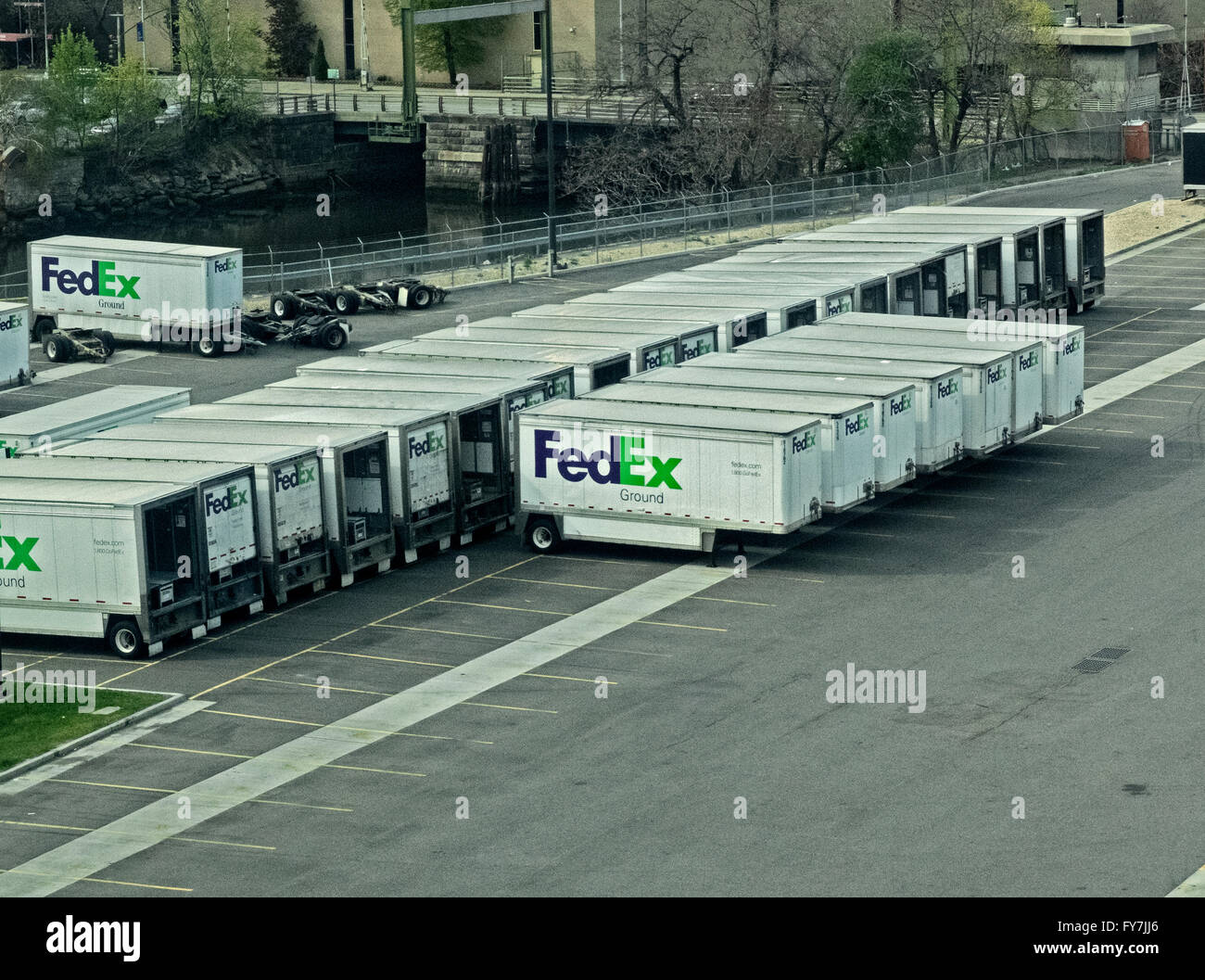 LKW und Anhänger im Federal Express Depot in Long Island City, Queens, New York Stockfoto