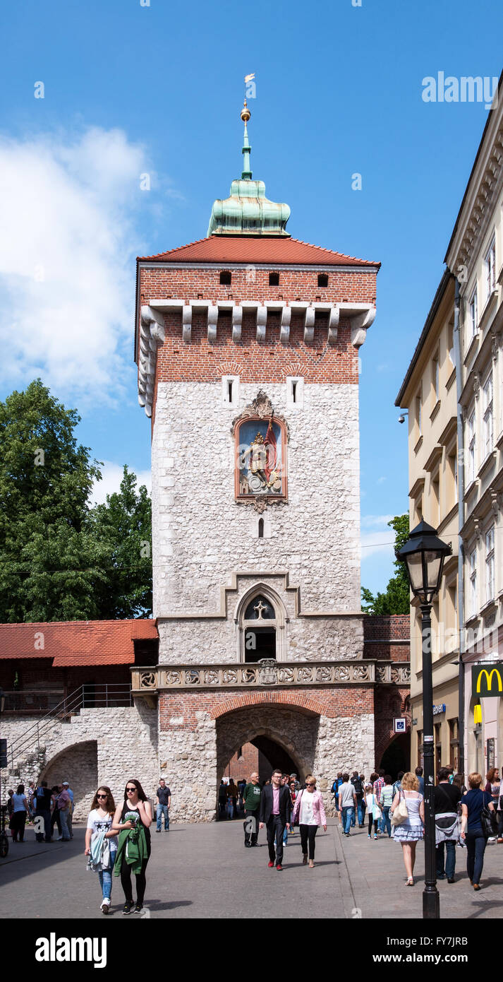 Gotische St. Florian-Tor (Brama Florianska) in Krakau / Polen und Wandern Menschen Stockfoto