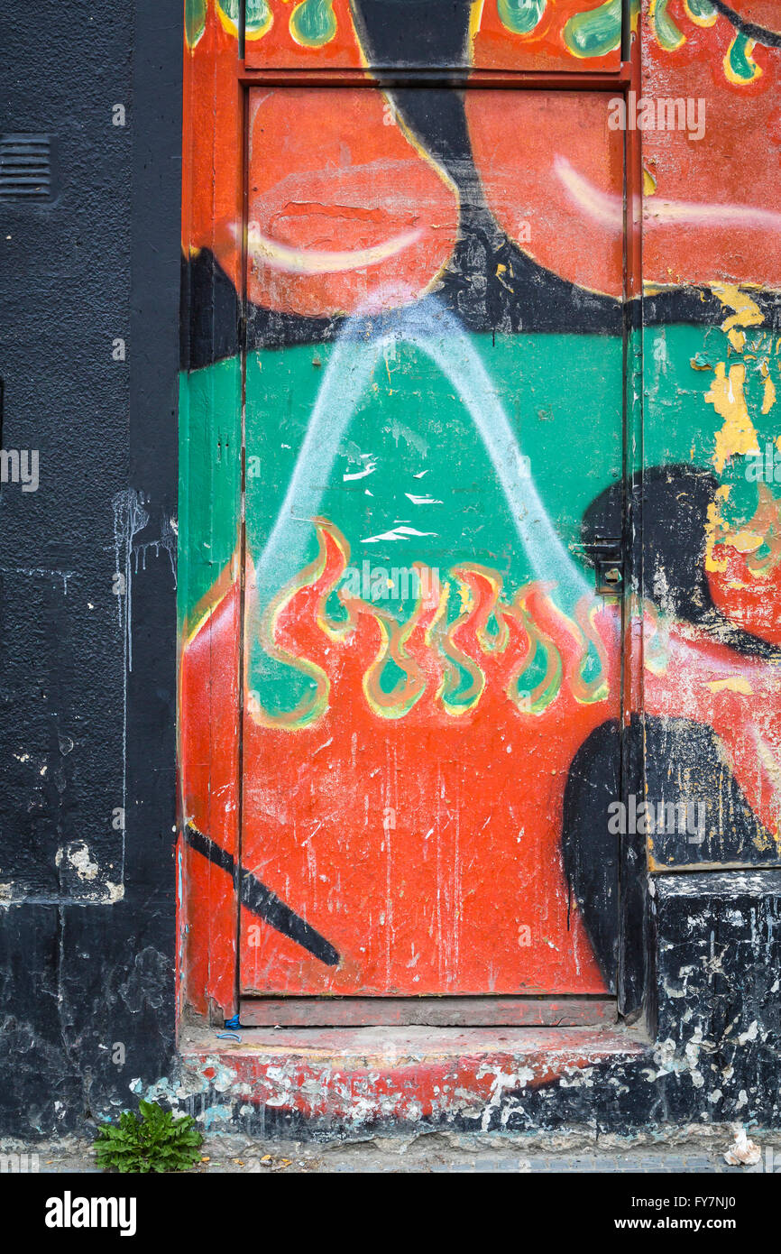 Ein Graffiti bedeckt Tür im Zentrum von Ushuaia, Argentinien, Südamerika. Stockfoto
