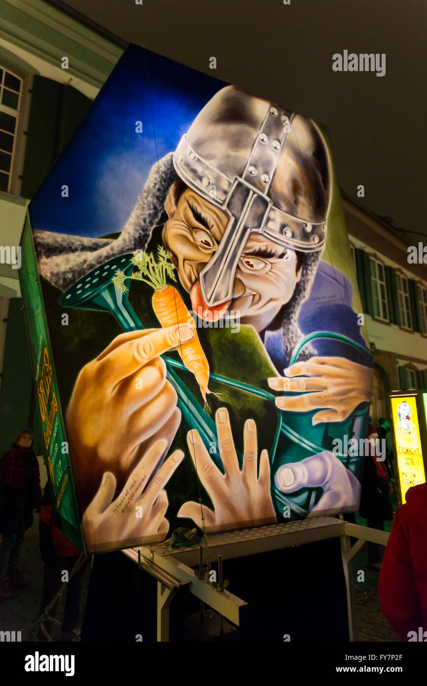 Eines der großen Laternen auf dem großen Platz vor der roten Kirche in Basel (Münster) während der Basler Fasnacht 2016. Stockfoto