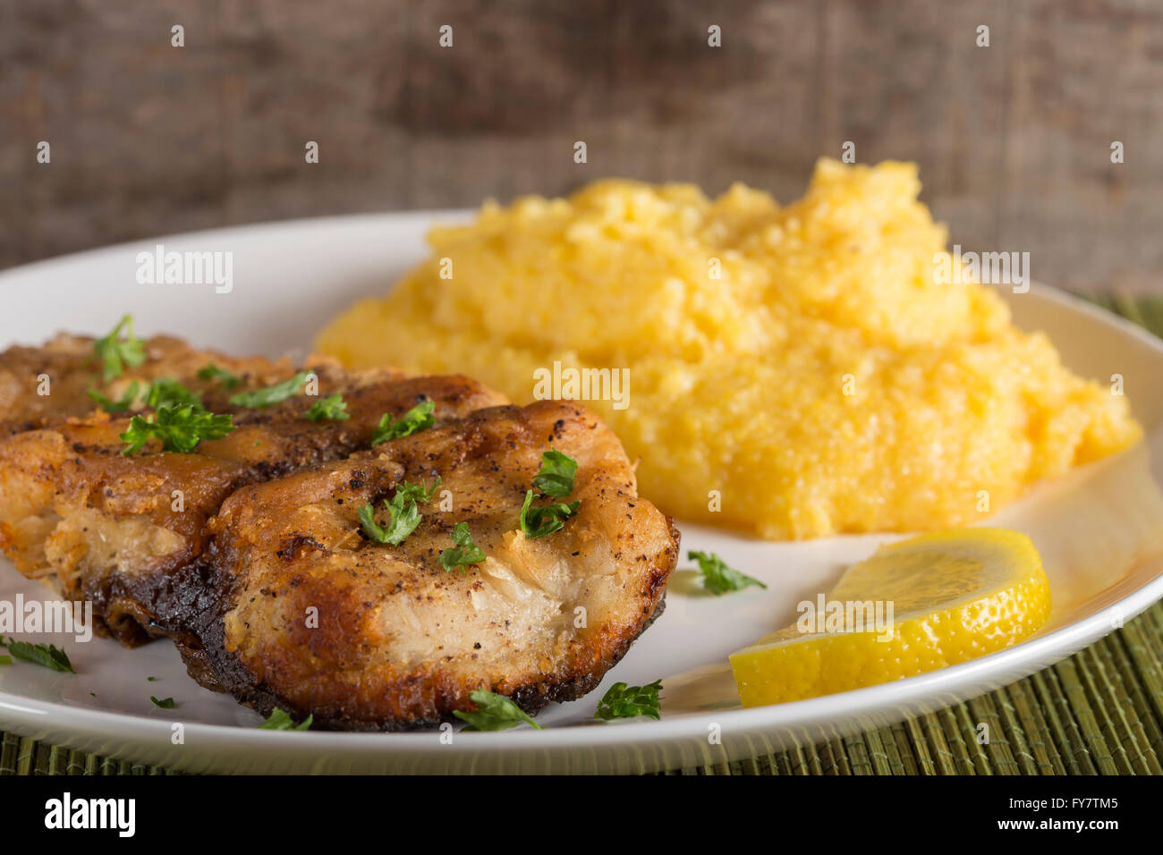 Köstliche Teller mit frischen gebratenen Karpfen mit polenta Stockfoto