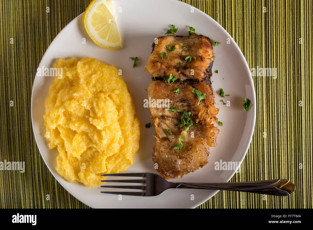 Köstliche Teller mit frischen gebratenen Karpfen mit polenta Stockfoto