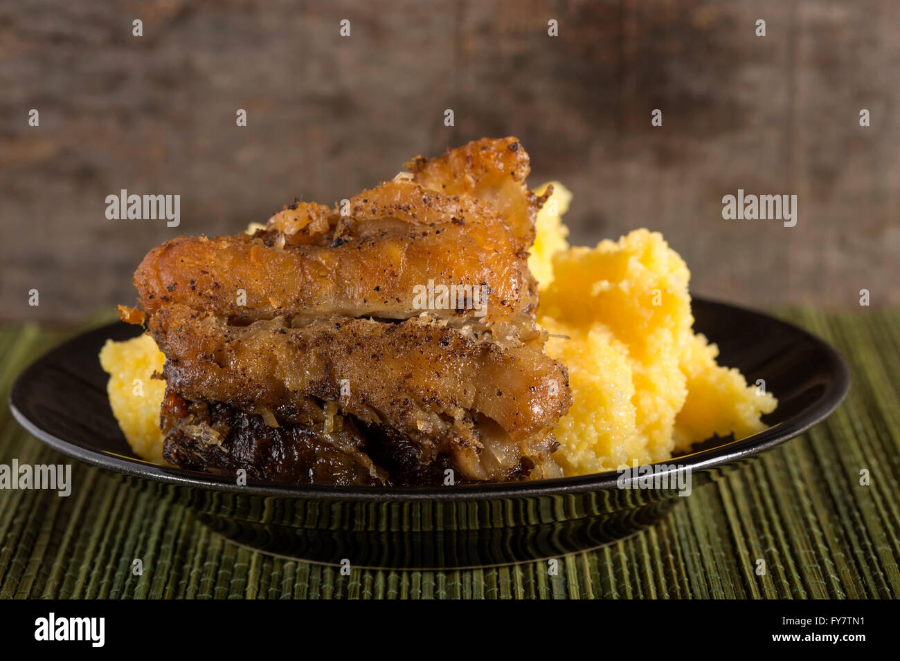 Köstliche Teller mit frischen gebratenen Karpfen mit polenta Stockfoto