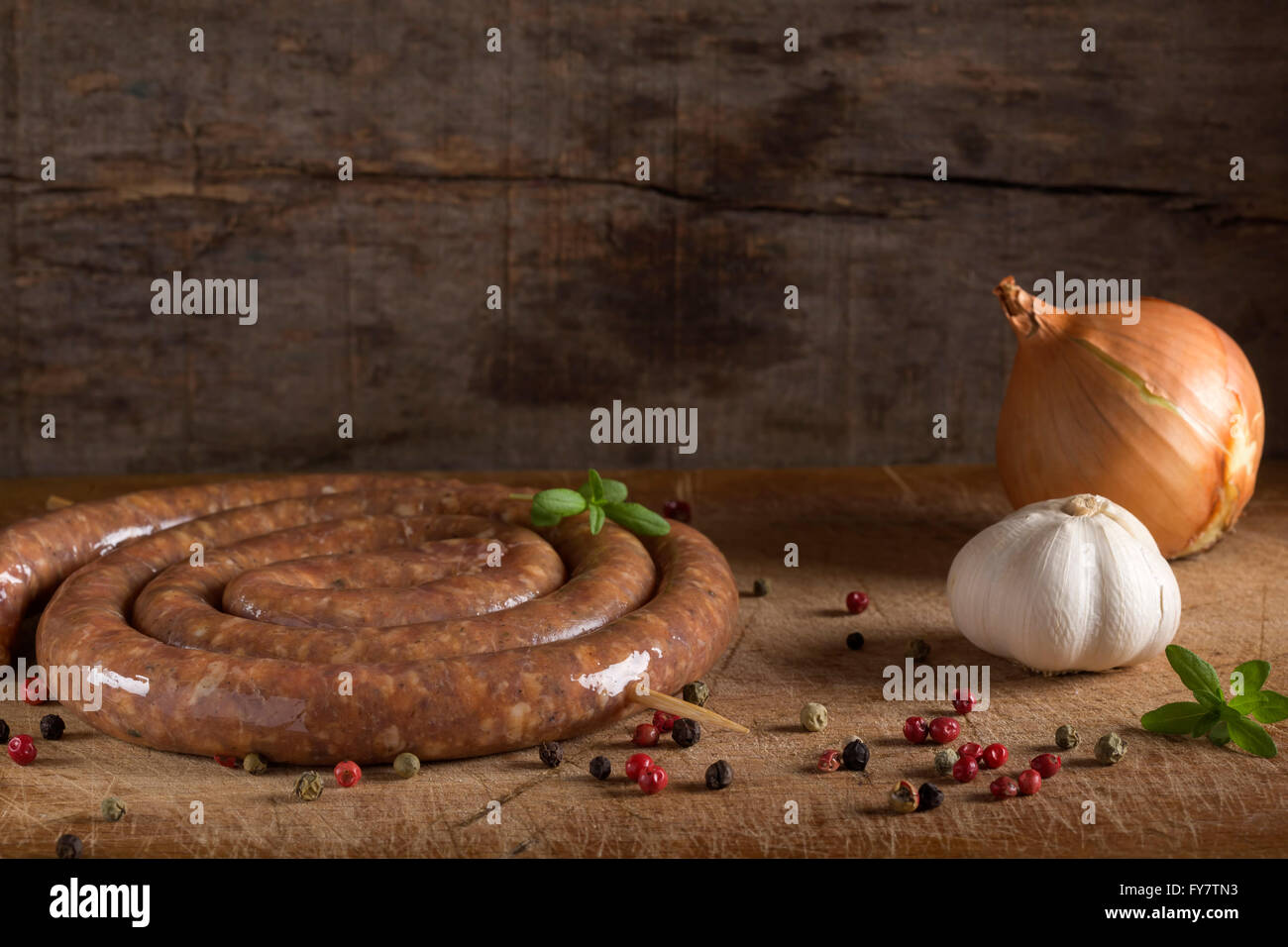 Rohwurst auf Holzbrett Stockfoto