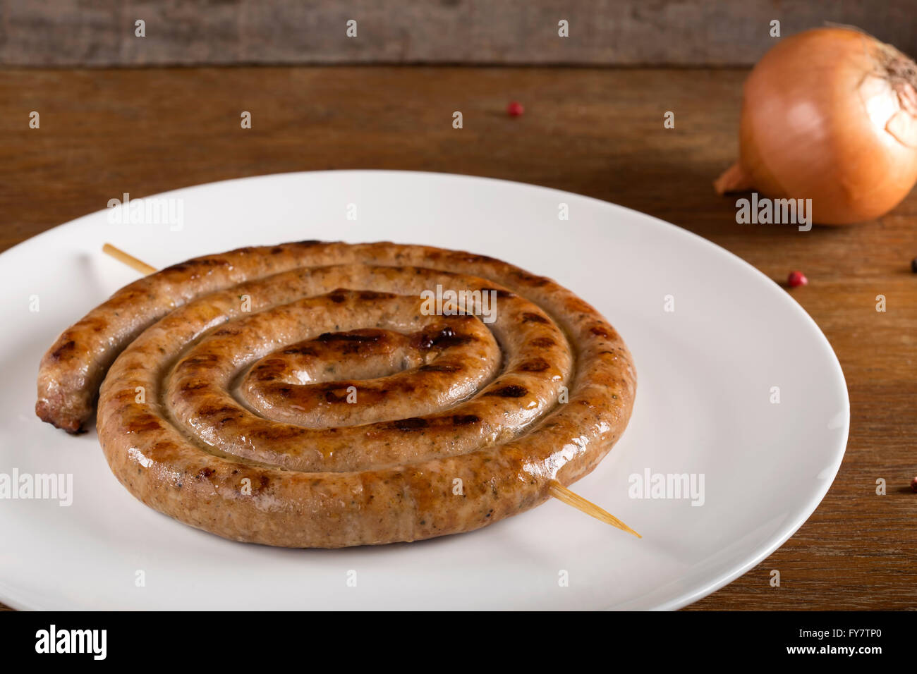 Spirale gegrillten Würstchen auf einem weißen Teller Stockfoto