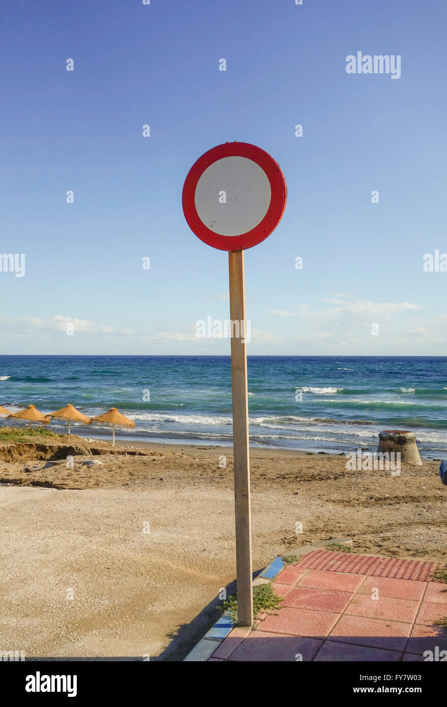 Kein Eintrag melden, kein Fahrzeugverkehr zum Strand, Marbella, Spanien. Stockfoto