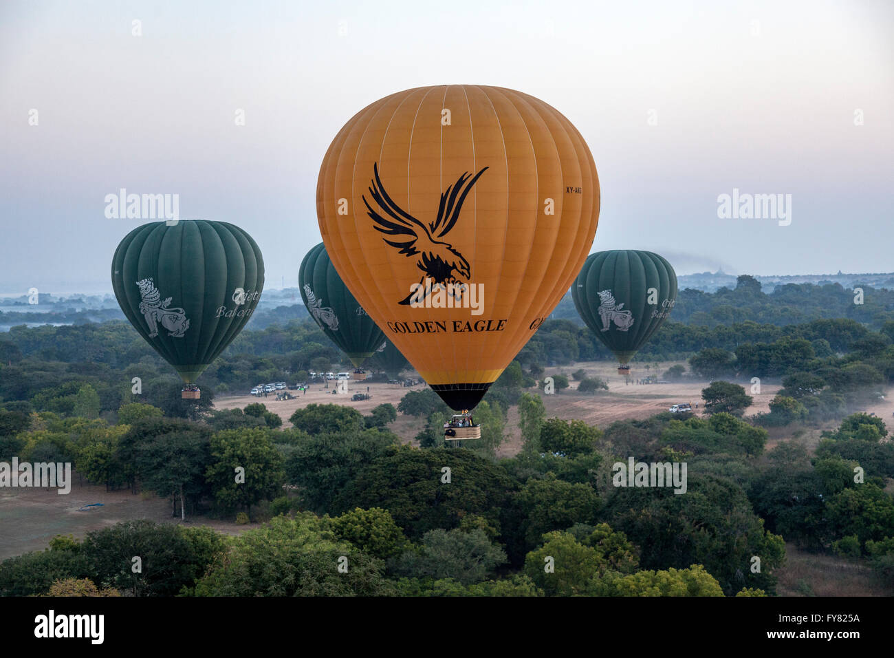 Heißluftballons über ihren Start zeigen Sie auf Old Bagan (Myanmar). Montgolfières au-Dessus de Leur Aire de Décollage À Vieux Tasche Stockfoto