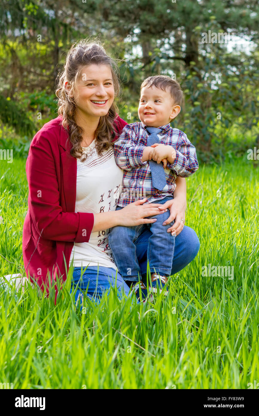 Schöne schwangere Frau lächelnd mit ihrem Baby im Freien. Stockfoto