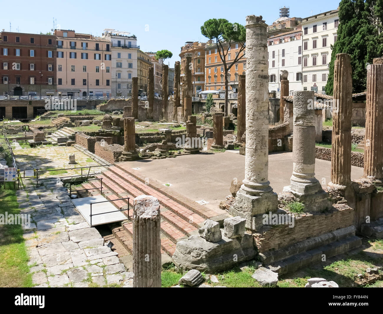 Platz Largo di Torre Argentina mit römischen Tempeln und Ruinen des Pompeius Theaters. Ort: Campus Martius in Rom, Italien Stockfoto