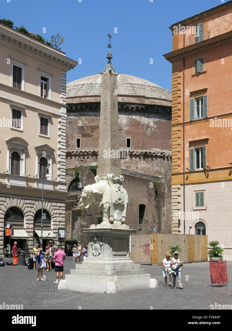 Elefant und Obelisk von Bernini auf der Piazza della Minerva und im Hintergrund das Pantheon, Rom, Italien Stockfoto