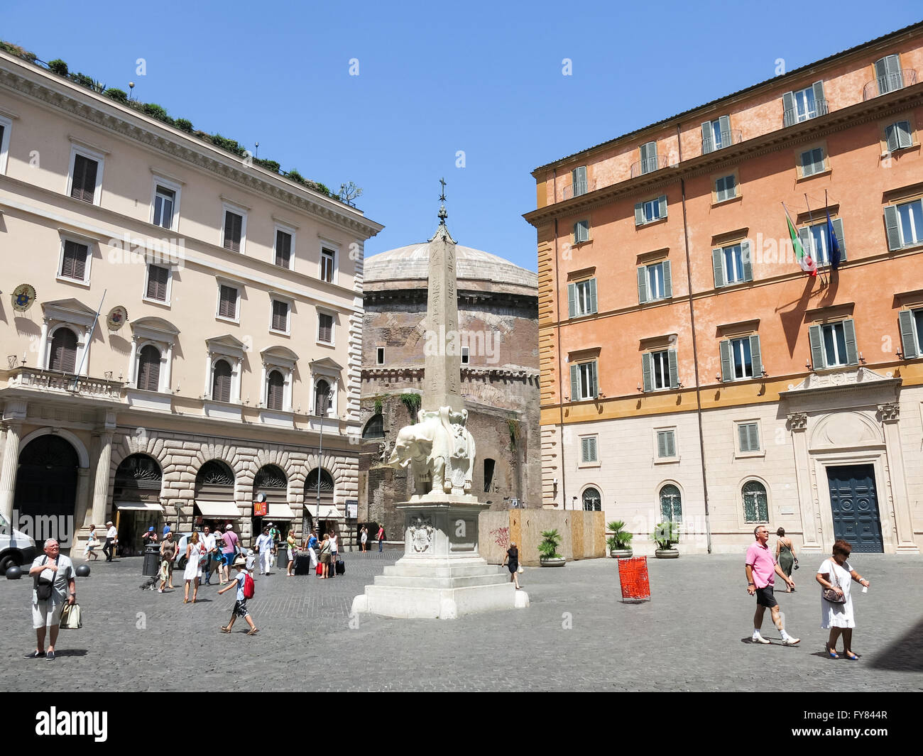 Elefant und Obelisk von Bernini auf der Piazza della Minerva und im Hintergrund das Pantheon, Rom, Italien Stockfoto