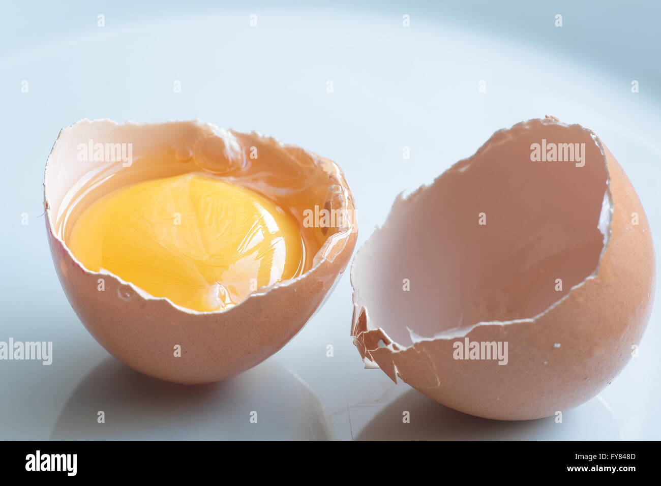 Bio-Huhn Ei geknackt Stockfoto