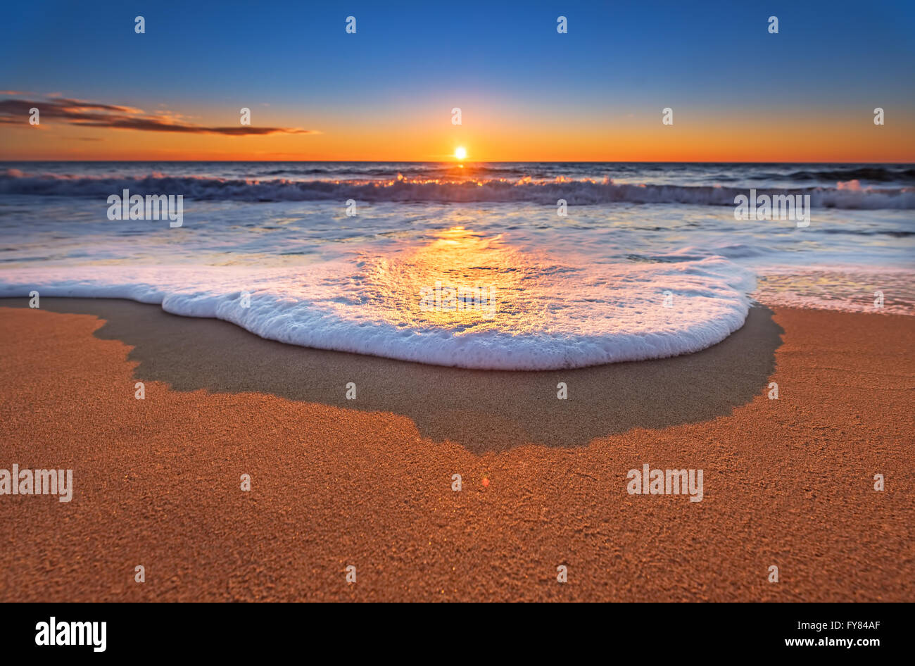 Sonnenuntergang am Strand mit schönen Himmel. Stockfoto