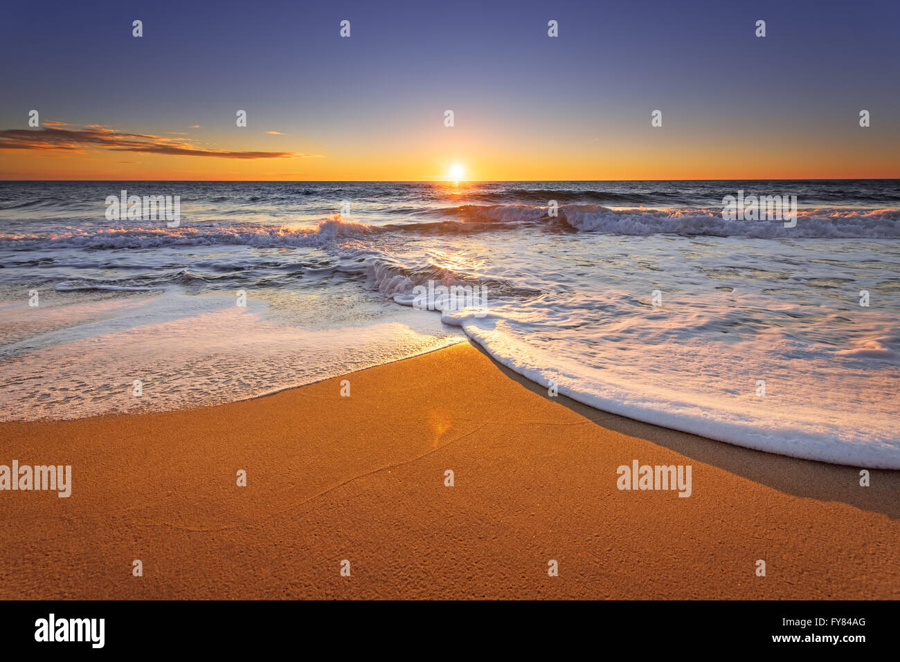 Brillante Ozean Strand Sonnenaufgang. Stockfoto