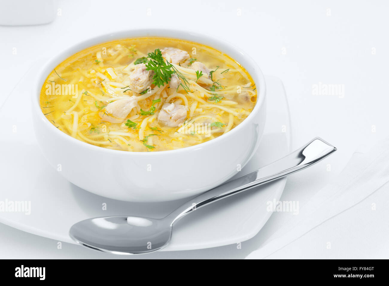 Nahaufnahme der schöne leckere russische Nudelsuppe auf weiße Rückseite Stockfoto