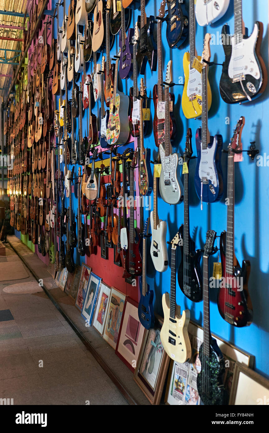 Gitarrenladen mit einer endlosen Anzeige von Gitarren zum Verkauf in einem  Musikladen Stockfotografie - Alamy