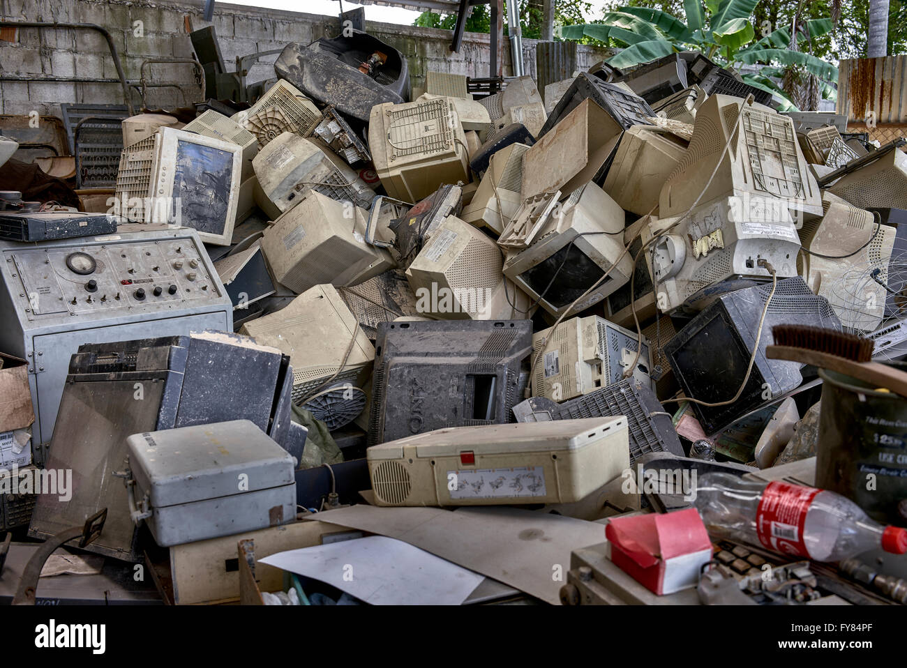 Veraltete Computer und Elektronikschrott stapeln sich. Stockfoto
