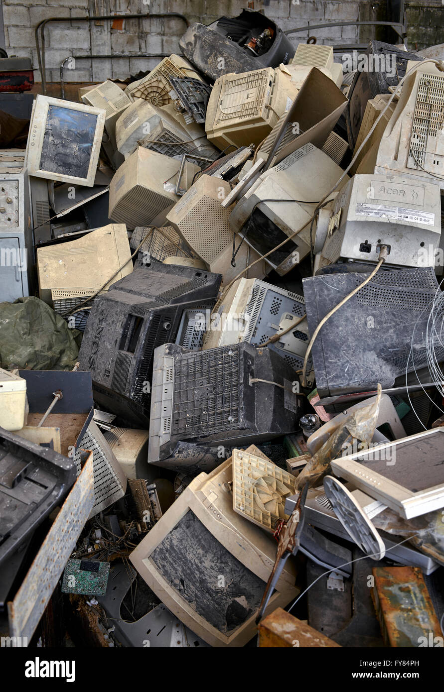 Veraltete Computer und Elektronikschrott stapeln sich. Stockfoto