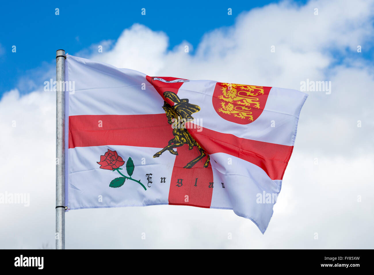 England Flagge im Wind wehen, am St. Georges Day Stockfoto