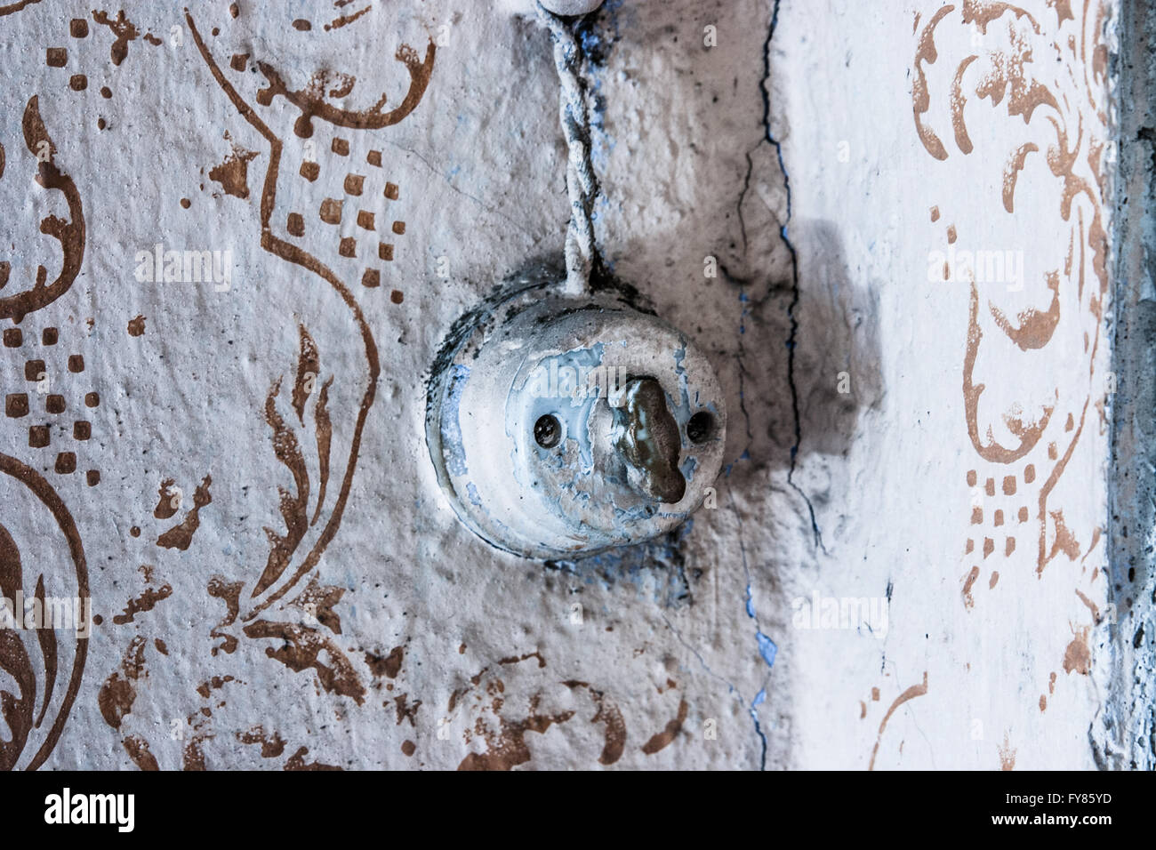 Nahaufnahme von einem alten und abgenutzten Vintage Lichtschalter. Stockfoto