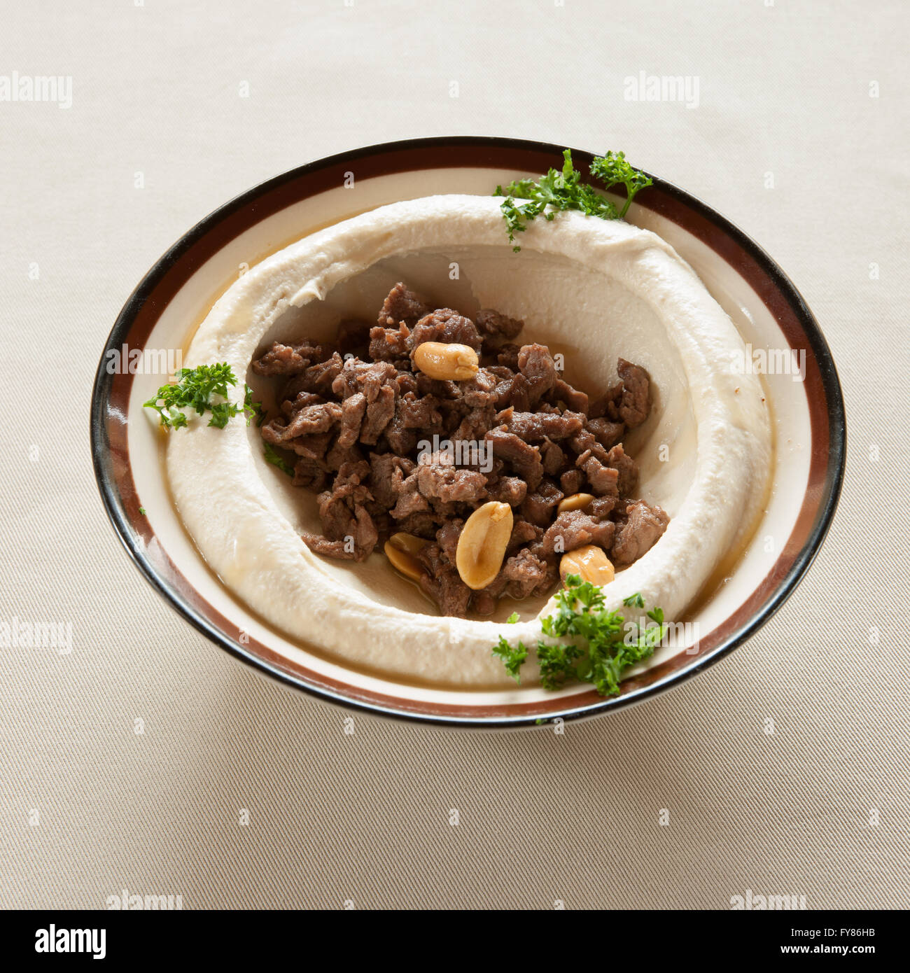 Hummus mit Döner, libanesische Küche. Stockfoto