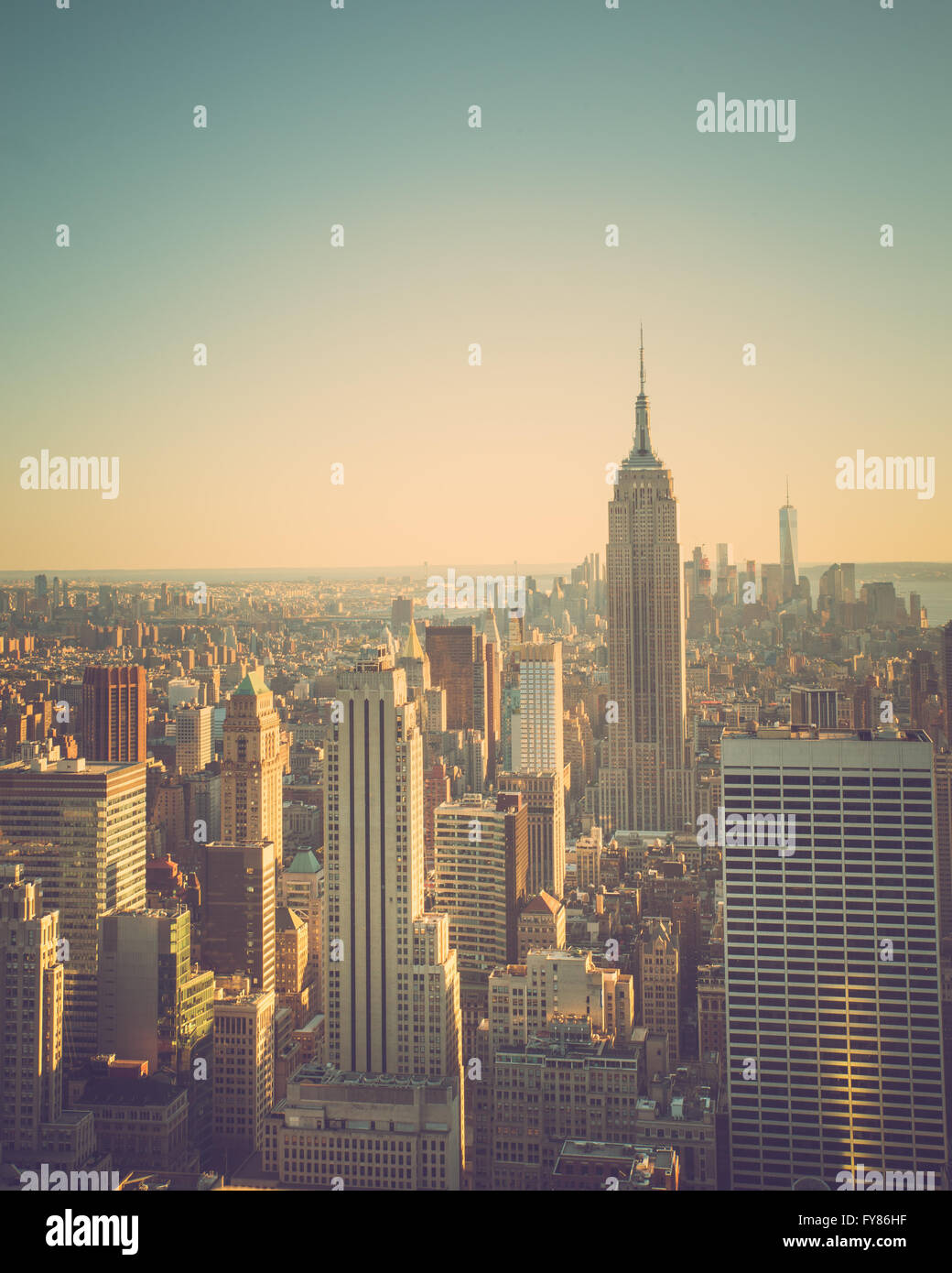 Blick über New York City Midtown Manhattan bei Sonnenuntergang mit Vintage-Ton und Empire State Building Stockfoto