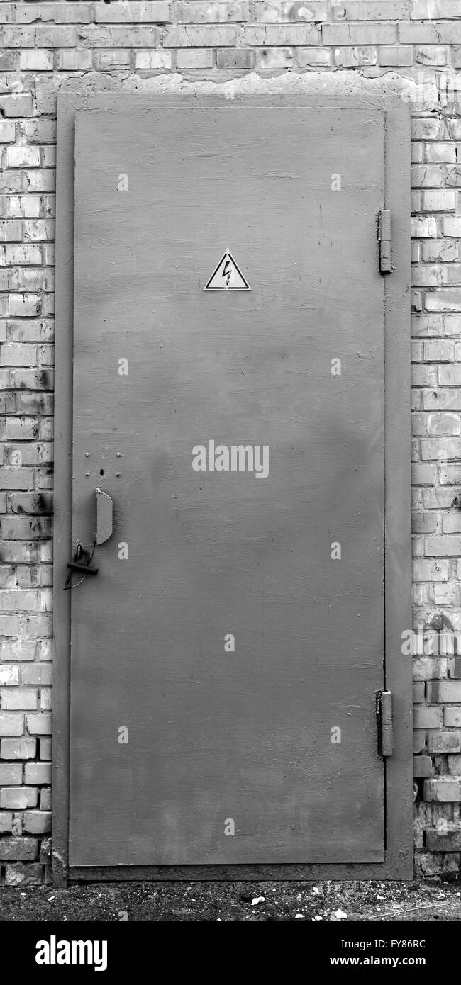 alte Metall elektrische Unterstation Tür Stockfoto