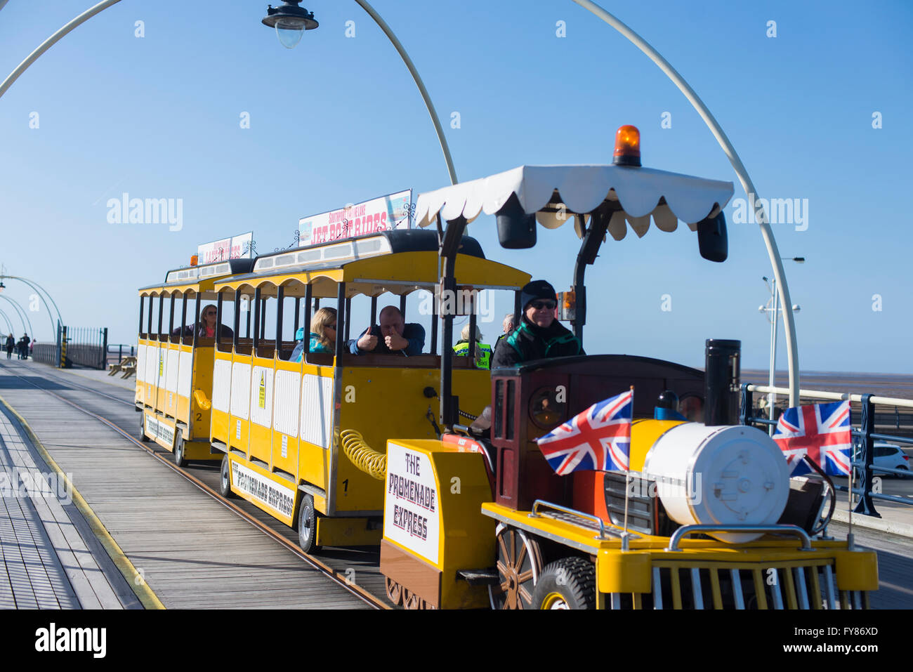 ein Zug auf Southport Pier am sonnigen Tag Stockfoto