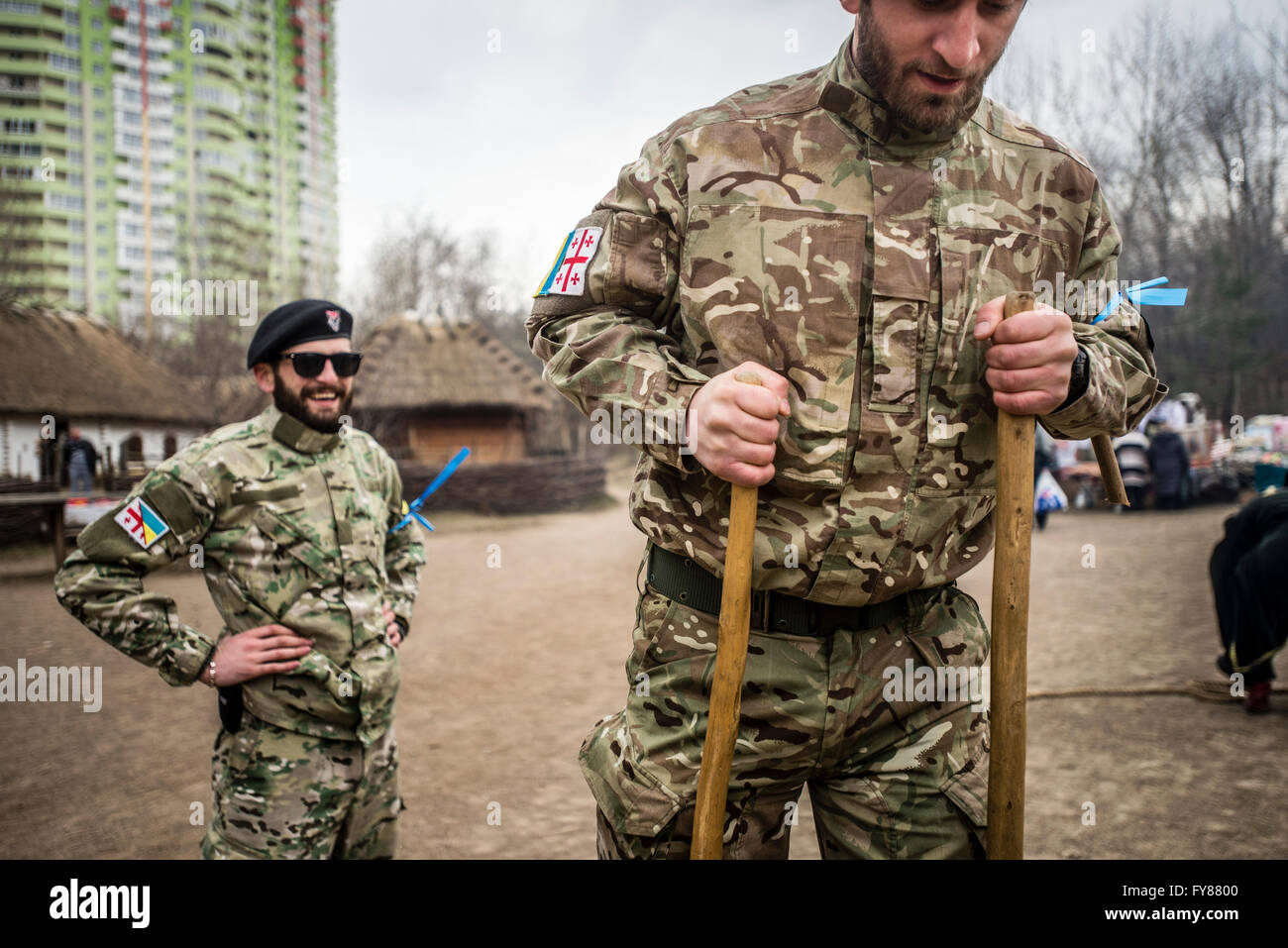 Soldaten der Georgia nationale Legion (Teil der Streitkräfte der Ukraine) beteiligen sich an traditionelle Spiele während der Masleniza Festlichkeiten in Mamayeva Sloboda, Kiew, Ukraine (Foto von Oleksandr Rupeta) Stockfoto