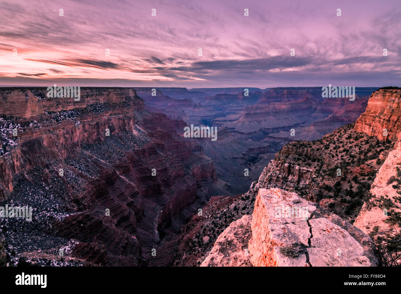 Die Felsen des Grand Canyons reflektieren das rosa des Arizona-Sonnenuntergang Stockfoto