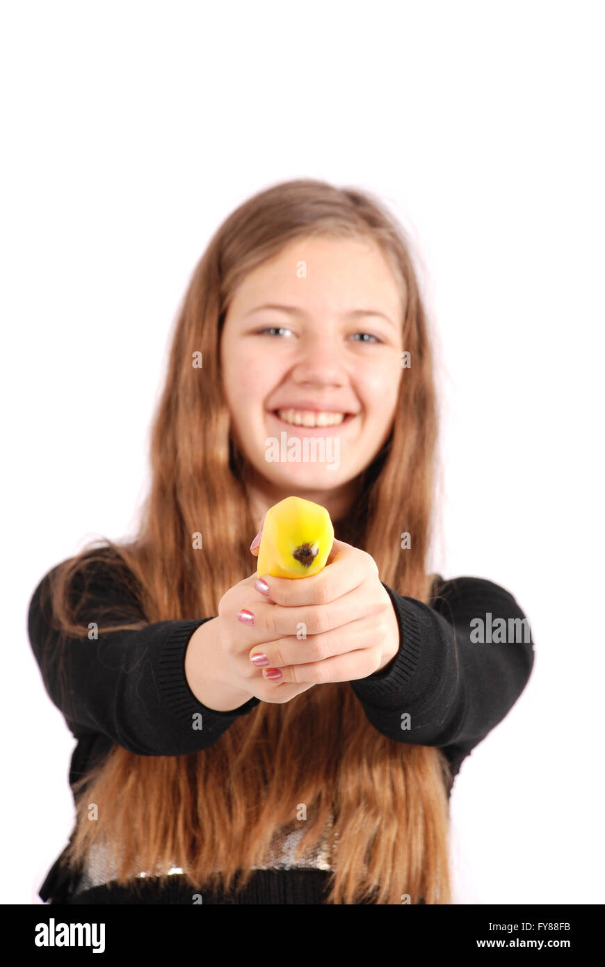 Mädchen halten frische Banane isoliert auf weiss. Soft-Fokus Stockfoto