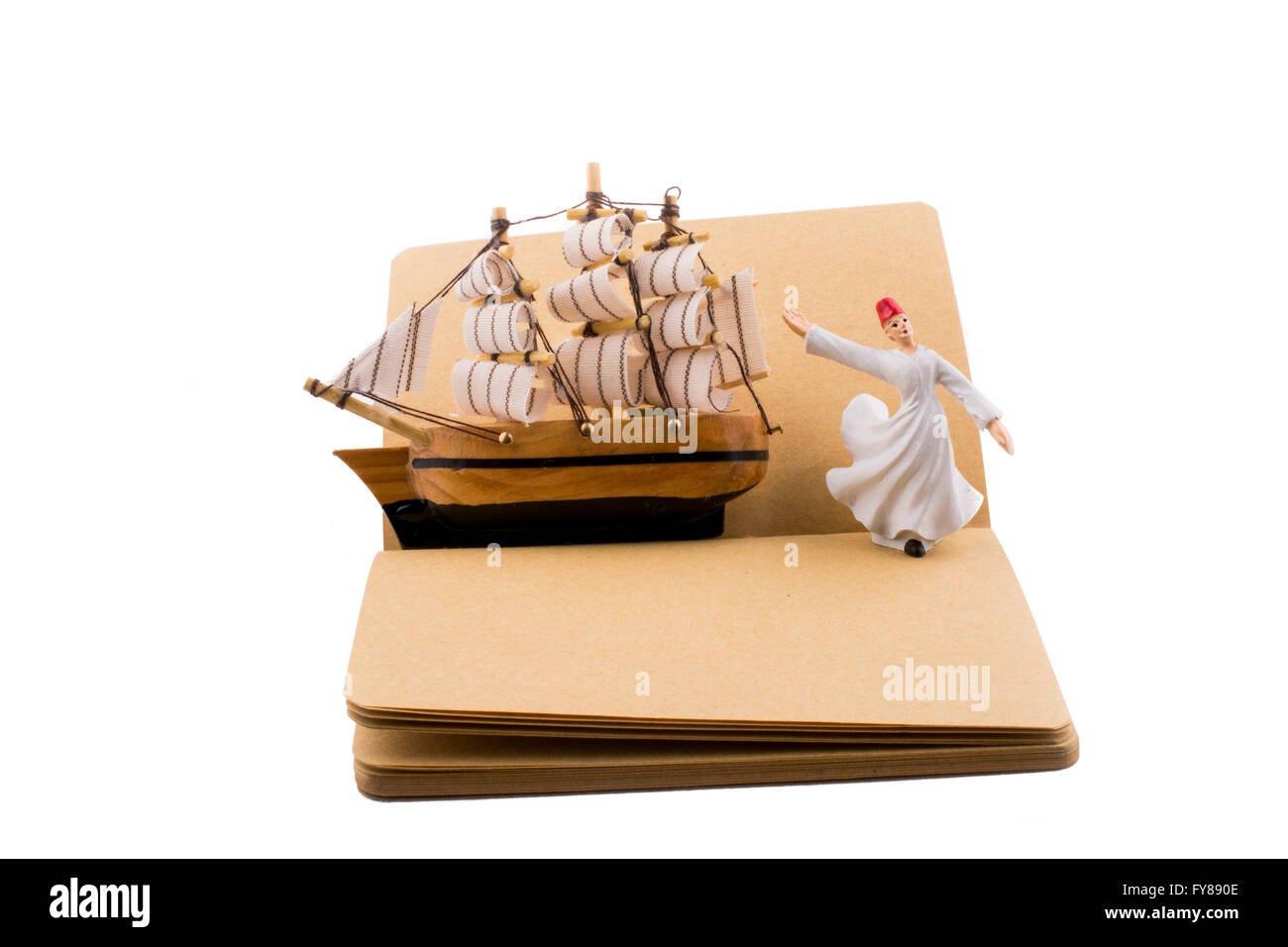 Sufi Derwisch und ein Schiff auf einem Notebook auf weißem Hintergrund Stockfoto