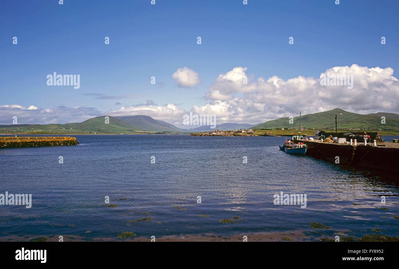 Ritter Stadthafen auf Valentia Island mit der Iveragh-Halbinsel im Hintergrund, County Kerry, Irland Stockfoto