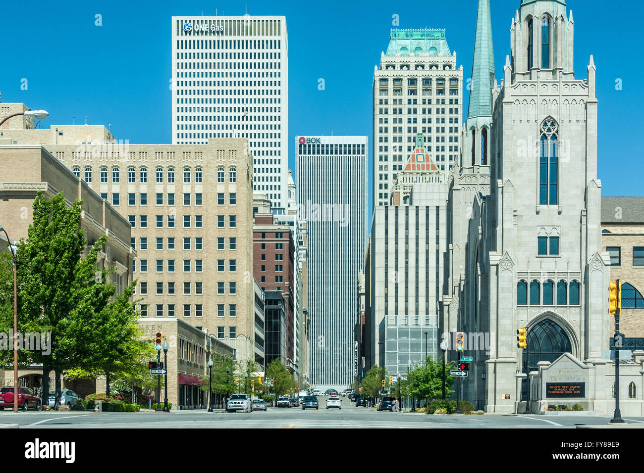 Die Innenstadt von Tulsa, Oklahoma Straßenansicht mit Skyline. Stockfoto