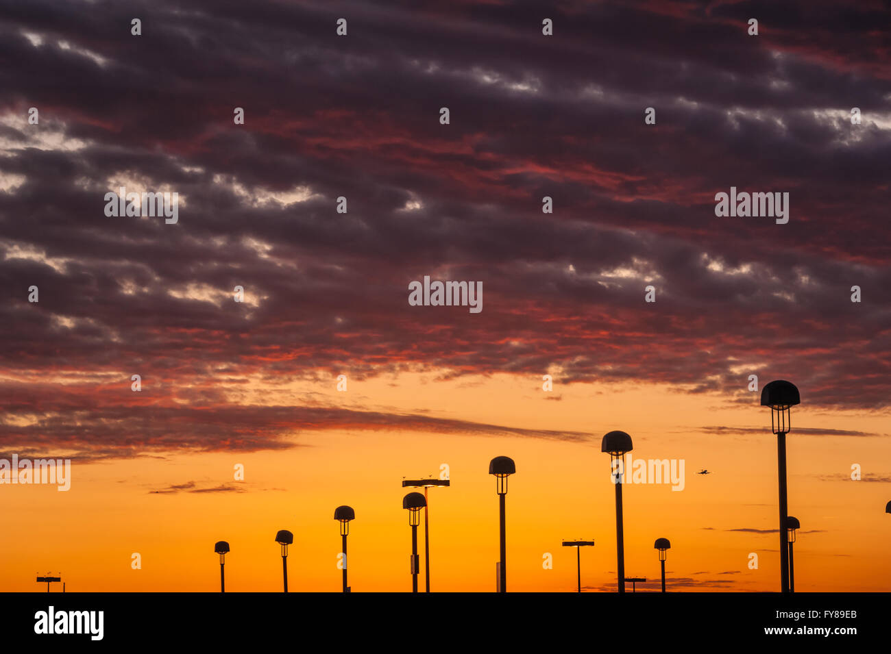 Ferner jets Ansatz Atlanta International Airport vor dem Hintergrund eines dramatischen Sonnenuntergang Himmel in Atlanta, Georgia. (USA) Stockfoto