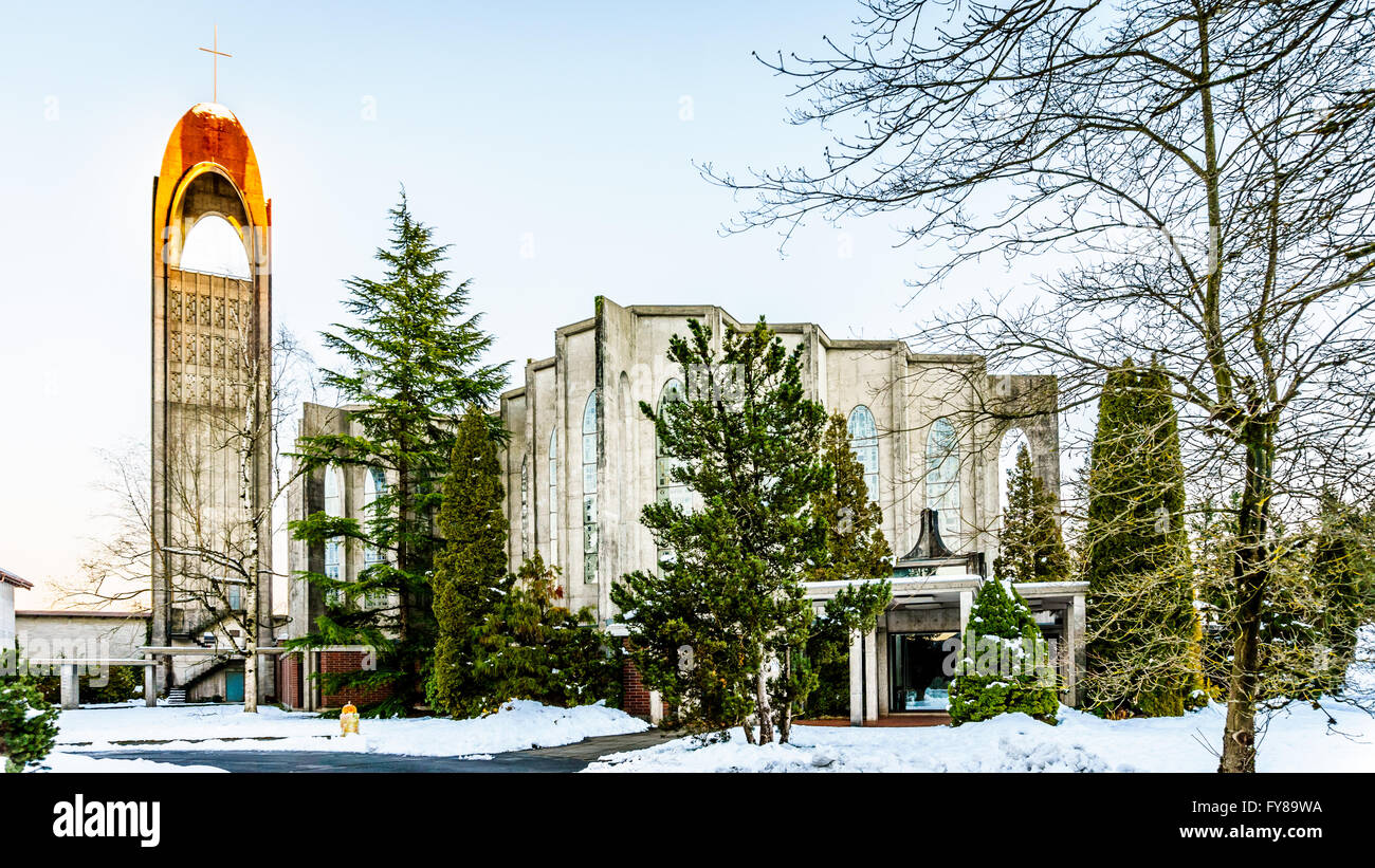 Westminster Abby in der Mission British Columbia an einem klaren Wintertag bei Sonnenuntergang die Sonne noch scheint auf den Glockenturm. Stockfoto