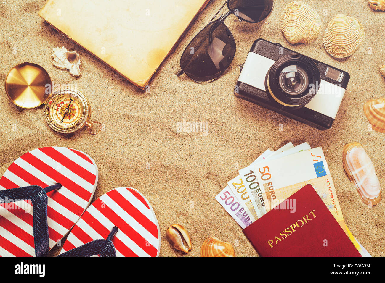 Sommer Urlaub Zubehör am tropischen Sandstrand Ocean Beach, Urlaub im Ausland - Sommer-Lifestyle-Objekten und Euro Stockfoto